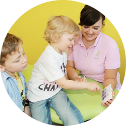 Zwei Kinder spielen in der Kinderzahnarztpraxis | lachzahn.de Zwei Kinder spielen in der Kinderzahnarztpraxis | lachzahn.de