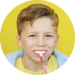 Junge bei der Schienenfluoridierung beim Kinderzahnarzt | lachzahn.de Junge bei der Schienenfluoridierung beim Kinderzahnarzt | lachzahn.de