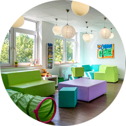 Kindgerechtes Wartezimmer der Kinderzahnarztpraxis Lachzahn